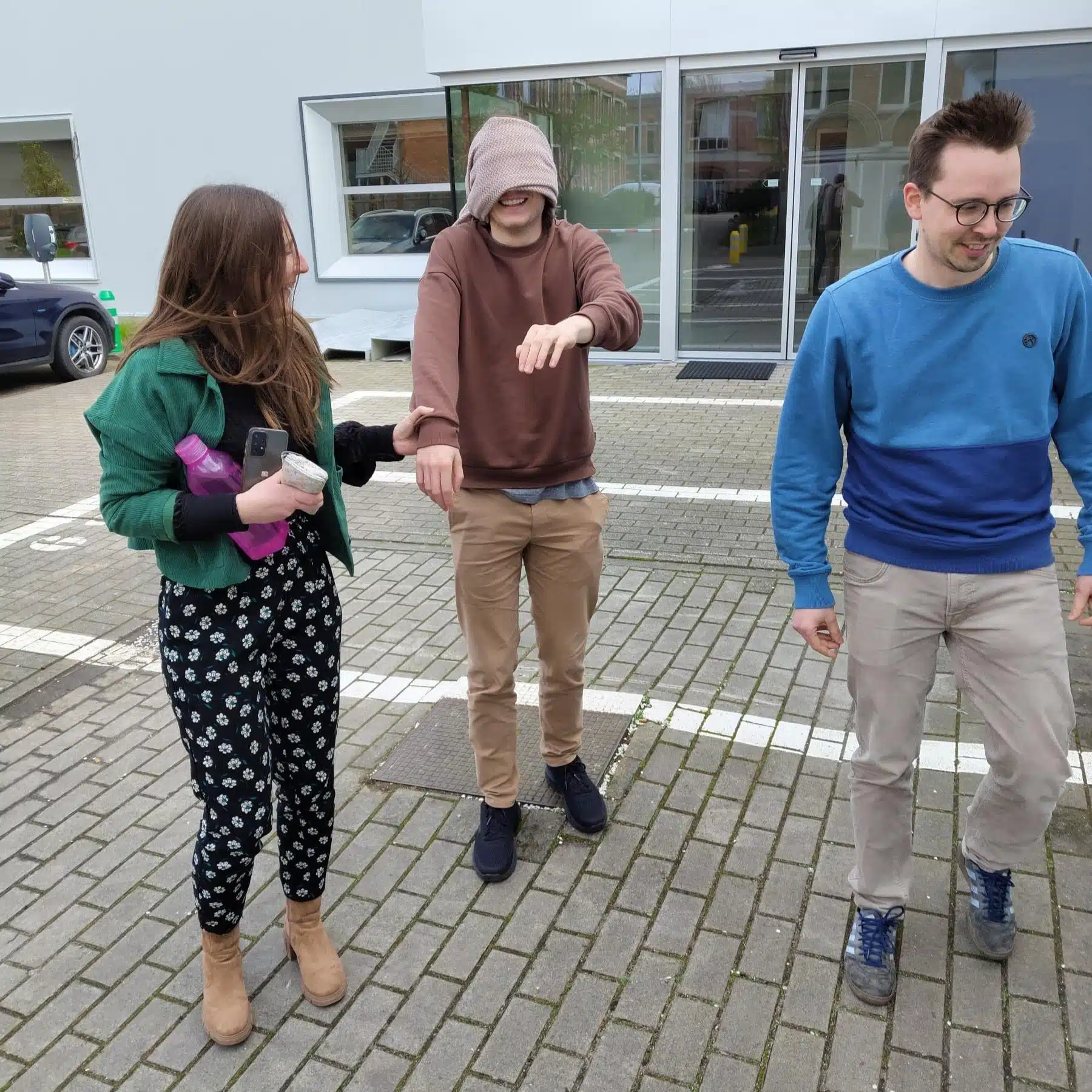 Aeneas geblinddoekt door Febe en Robbe
