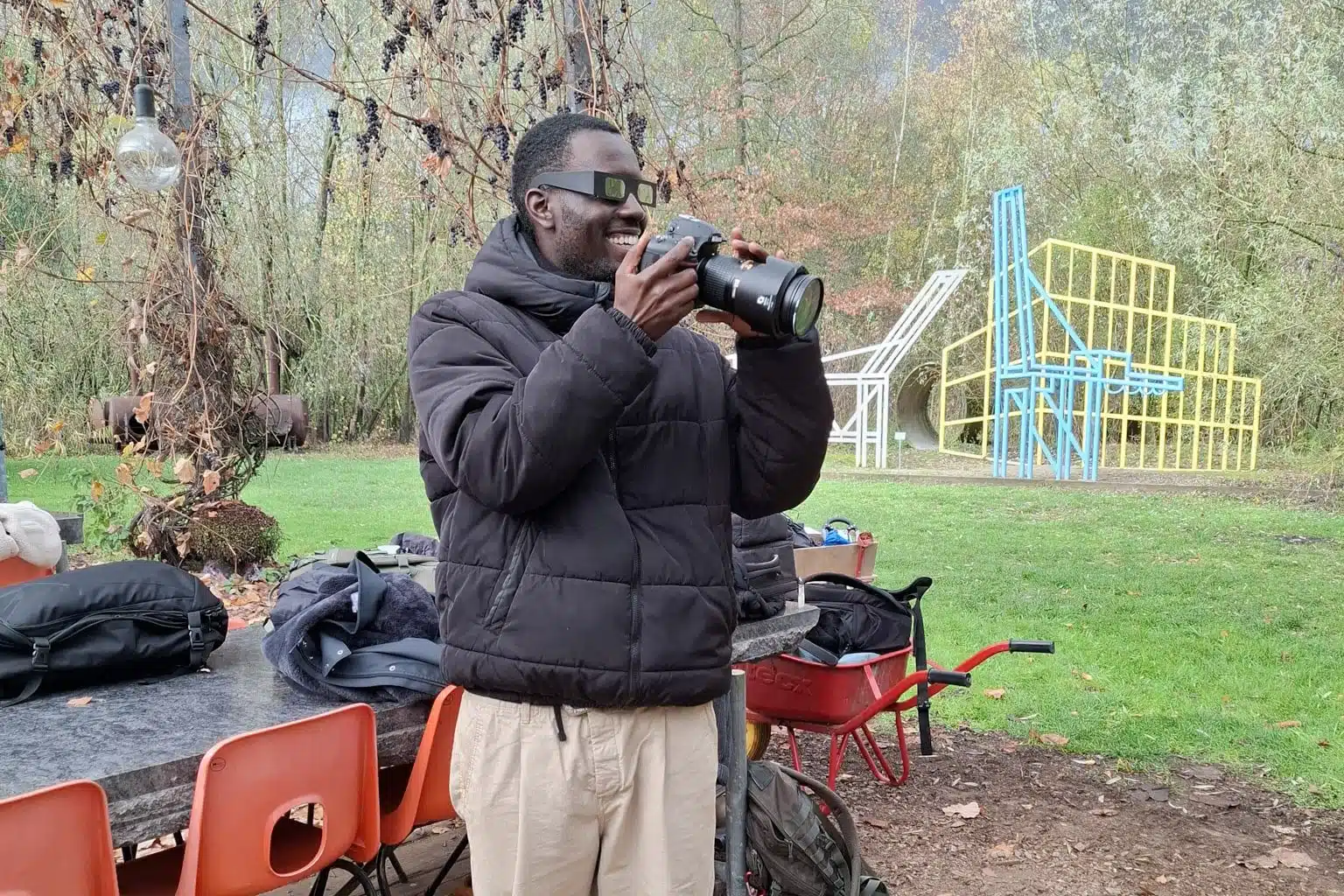 Creatief moment tijdens de stage van Clément, bezig met fotografie als onderdeel van communicatieprojecten