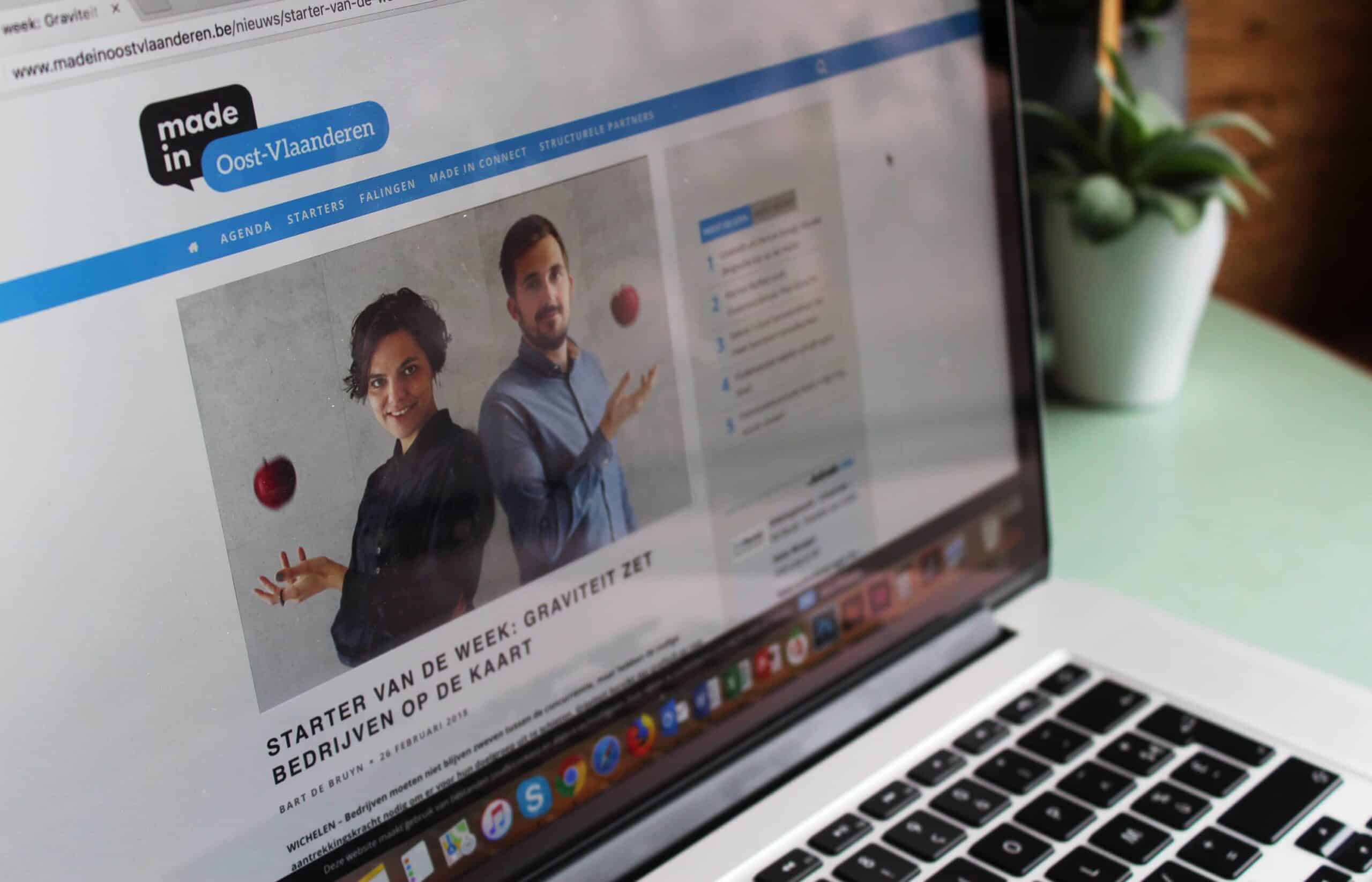 Een afbeelding van een website op een laptop met een artikel over een starter van de week, waarin dezelfde man en vrouw met een appel staan afgebeeld.