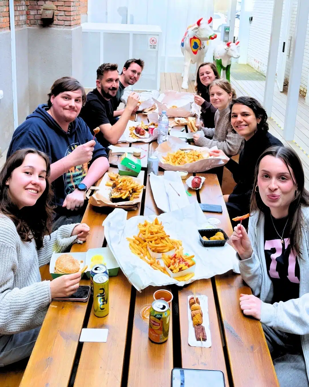 team Graviteit eet samen frietjes onder de middag tijdens de stage grafisch ontwerp van Helena