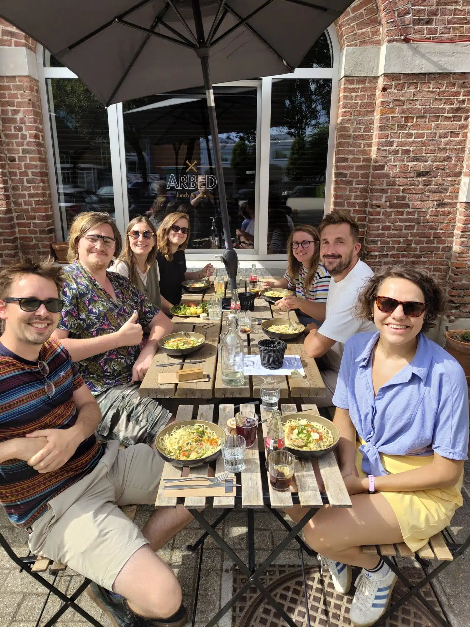 Groep collega's van Graviteit geniet van lunch op terras restaurant ARBED tijdens teamuitje