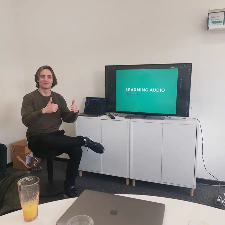 Aeneas tijdens zijn learning over audiobewerking