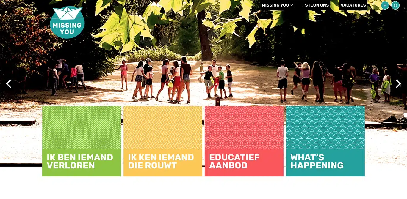Screenshot van de Missing You website met spelende kinderen in een bosrijke omgeving en vier gekleurde tegels met teksten zoals 'Ik ben iemand verloren' en 'Educatief aanbod'.