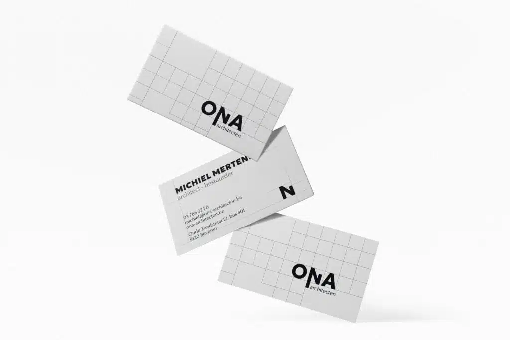 Visitekaartjes van ONA Architecten met minimalistisch logo op rasterachtergrond - voor- en achterkant met contactgegevens van
