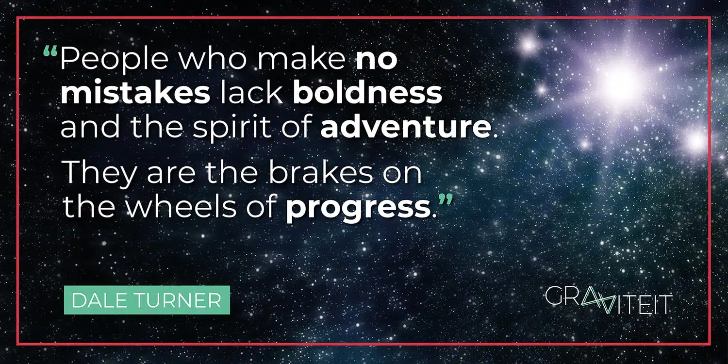 Citaat van Dale Turner tegen een sterrenhemel achtergrond, met de tekst 'People who make no mistakes lack boldness and the spirit of adventure. They are the brakes on the wheels of progress.'