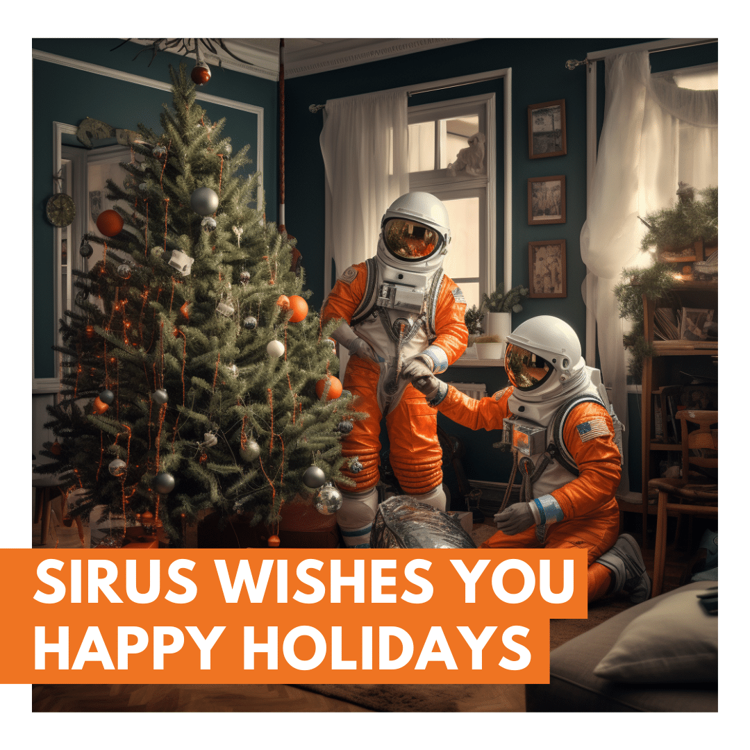 Een feestelijke wenskaart met twee astronauten in oranje pakken die een kerstboom versieren in een gezellige kamer, vergezeld van de tekst "Sirus wishes you happy holidays."