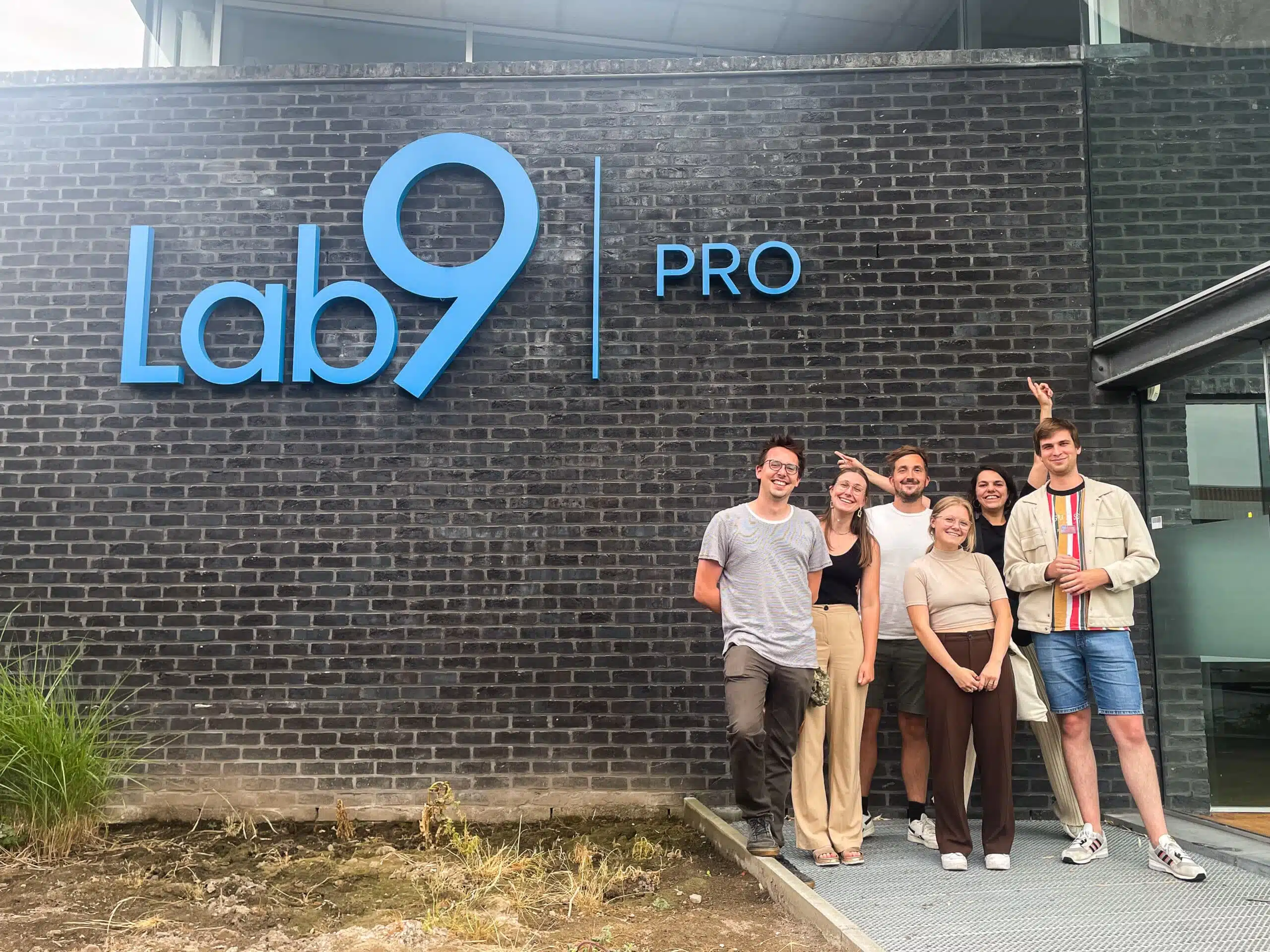 Het team van Graviteit die voor het Lab9 gebouw staan.