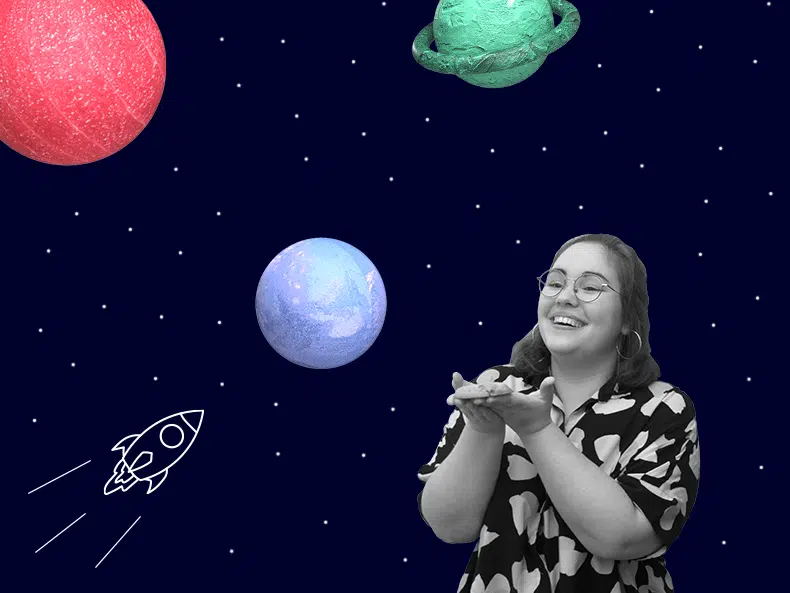 banner tess stage webdesign met een sterrenhemel en planeten op de achtergrond, waarbij ze lijkt te spelen met de ruimte.
