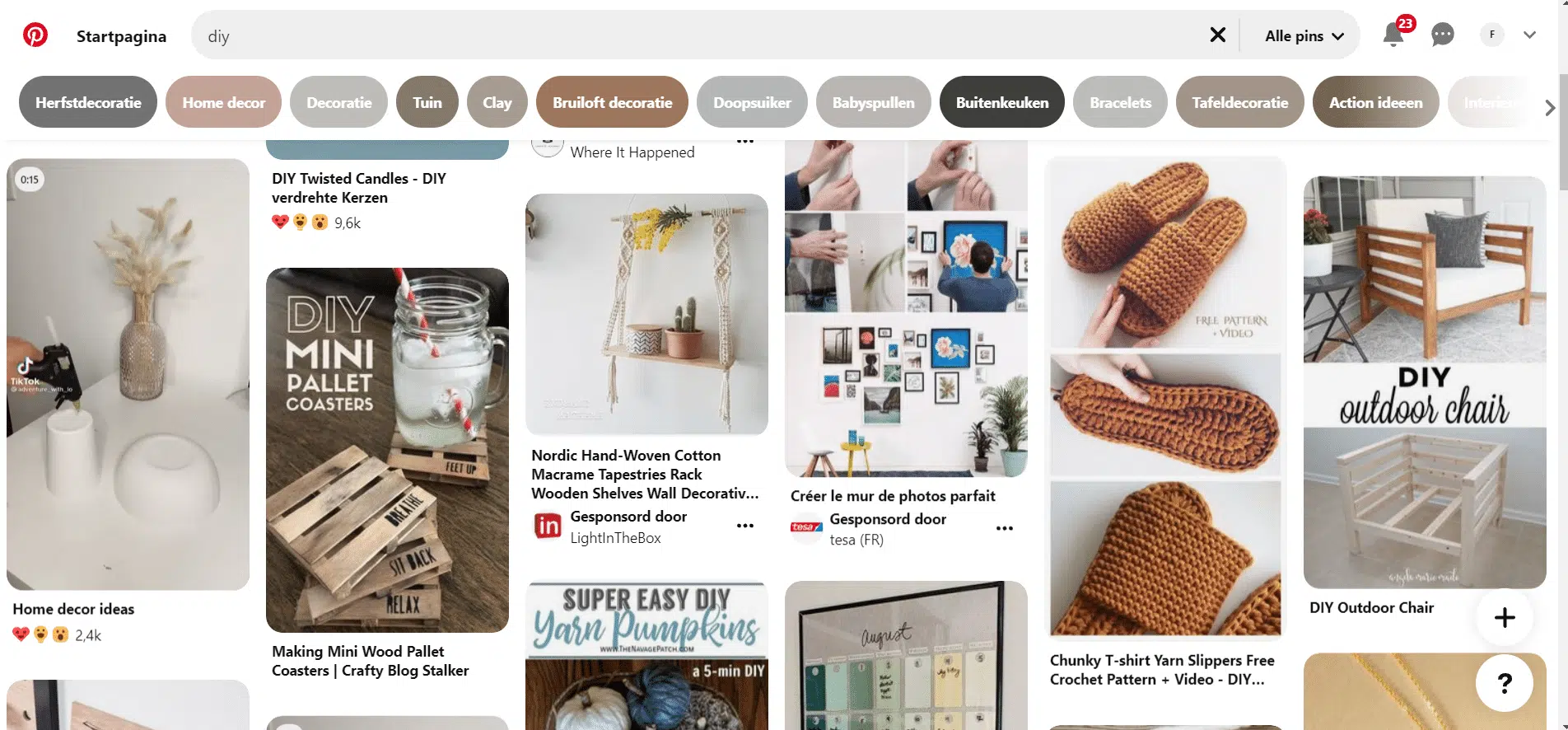 Een Pinterest-scherm met resultaten van het zoekwoord "DIY". Verschillende knutsel- en doe-het-zelfprojecten worden getoond, zoals kaarsen, houten pallets en gehaakte slippers.