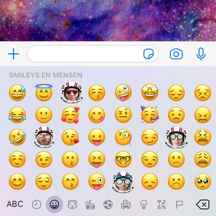 Een schermweergave van een emoji-toetsenbord met verschillende emoji's, inclusief gepersonaliseerde stickerafbeeldingen van personen met een astronautenhelm.