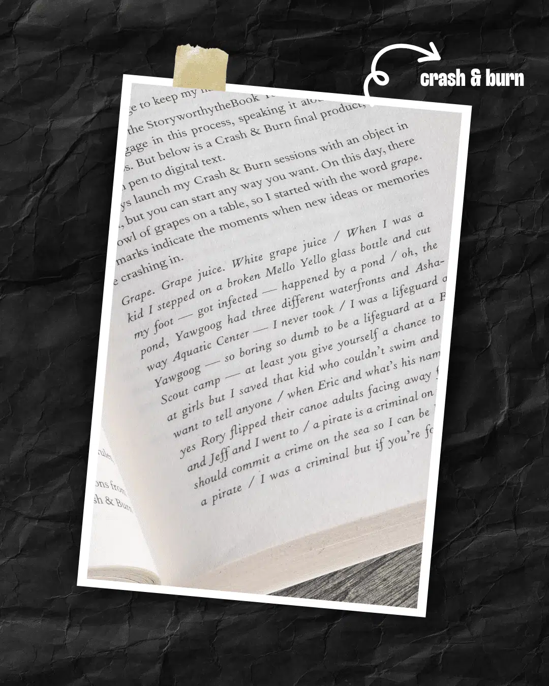 Pagina uit boek met tekst over 'Crash & Burn' schrijfproces en herinneringen aan druivensap en kampavonturen