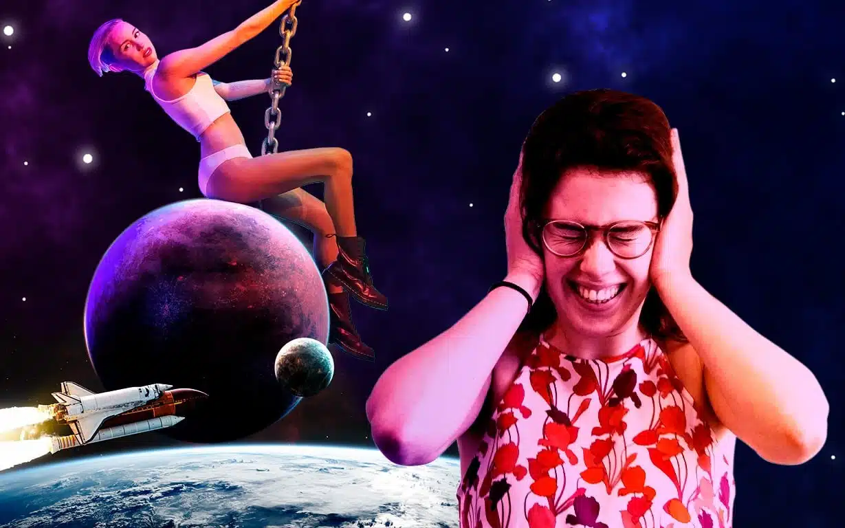 Een surrealistische afbeelding van stagiair Laura die haar oren bedekt, terwijl Miley Cyrus op een ketting schommelend in de ruimte zweeft boven een planeet. Op de achtergrond is een ruimteschip te zien dat de aarde verlaat, en de scène is omringd door sterren in een donkere, kosmische omgeving.