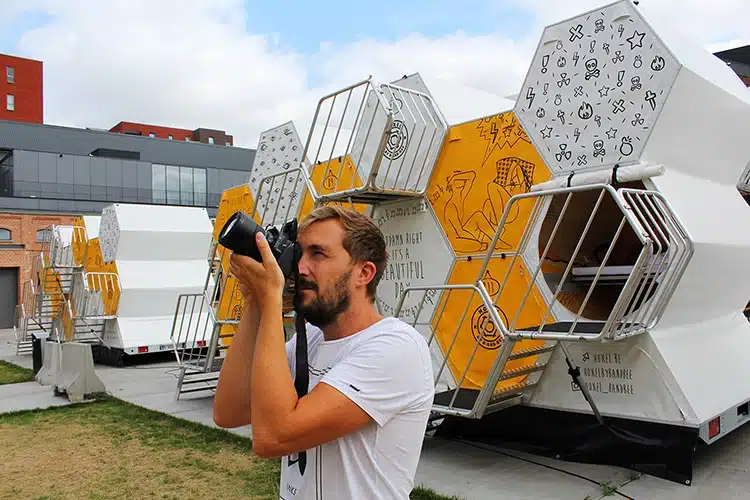 graviteit hoxel foto photshoot visuele communicatie frank mertens in actie voor een rij van innovatieve, geometrische achtergrondelementen, voorzien van grafische ontwerpen en illustraties.