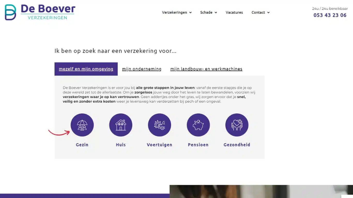 Screenshot van de website van De Boever Verzekeringen met een menu en verschillende verzekeringsopties zoals Gezin, Huis, Voertuigen, Pensioen, en Gezondheid.