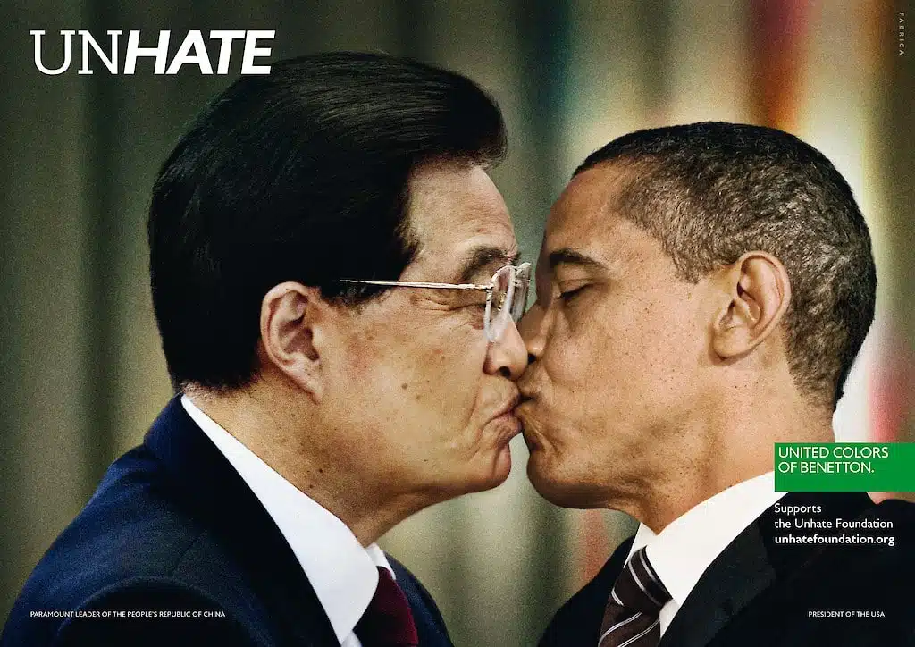 Benetton UNHATE Campagne (Obama en Chinese Leider): Een controversiële advertentie uit de United Colors of Benetton "UNHATE" campagne met een geënsceneerde kus tussen Barack Obama en een Chinese leider, symbool voor wereldvrede en verzoening.