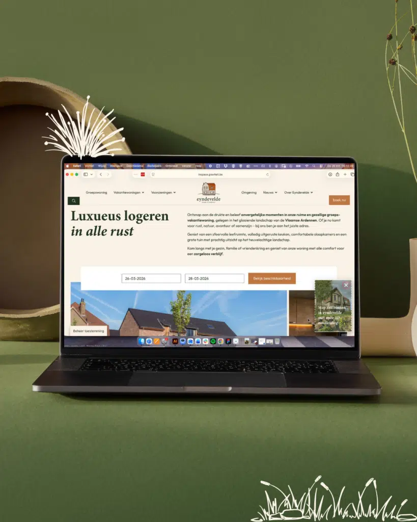 Laptop met de vernieuwde Eyndevelde-website met de slogan 'Luxueus logeren in alle rust', ontworpen door Graviteit