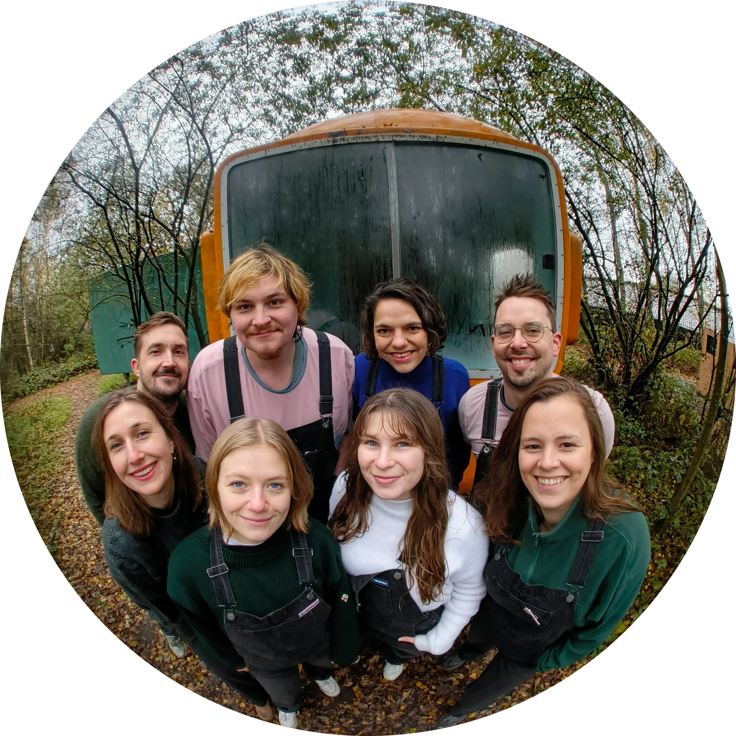 Het team van Graviteit, een creatief communicatiebureau van 8 personen, gefotografeerd met fisheye-lens voor een vintage trei