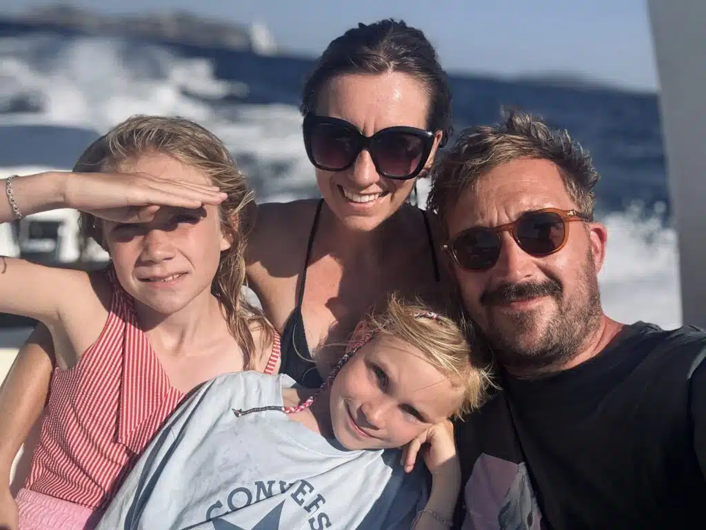 Frank Mertens met zijn gezin op de boot