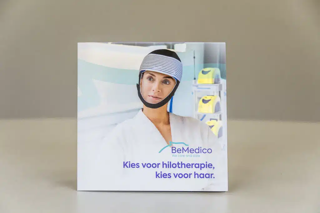 BeMedico-brochure voor hilotherapie campagne met vrouw die koelkap draagt, tekst 'Kies voor hilotherapie, kies voor haar'