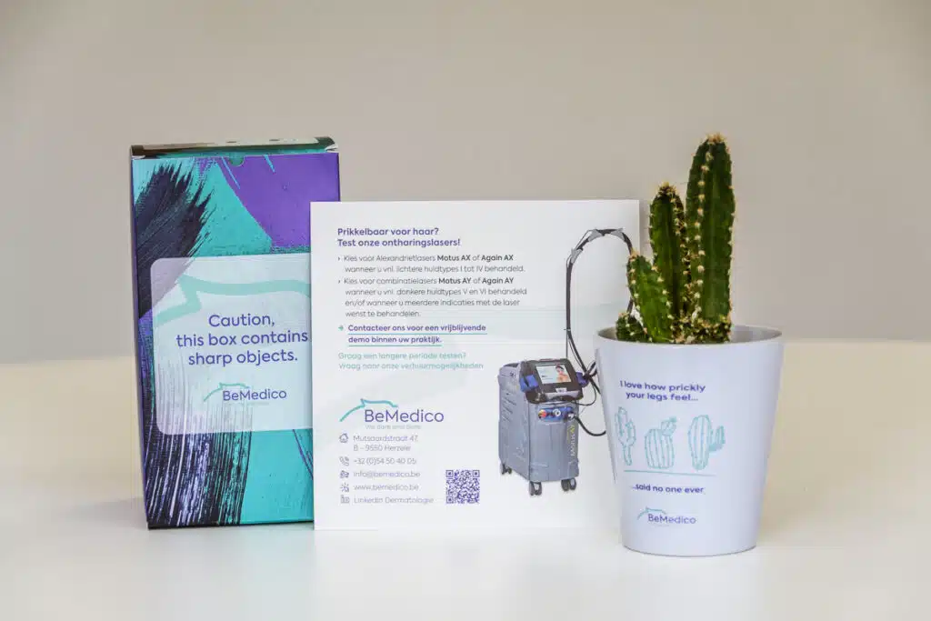 BeMedico campagnemateriaal voor laserontharing: doos met 'Caution, sharp objects', informatiekaart Motus-laser en cactuspotje