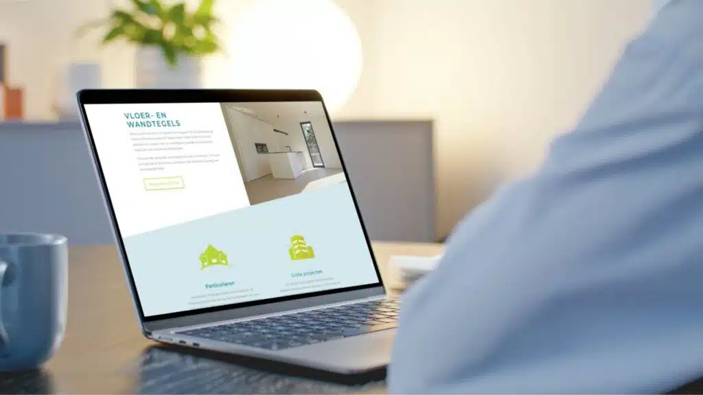 Laptop met de website van Tegelwerken Trogh over vloer- en wandtegels, ontworpen door Graviteit creatief communicatiebureau